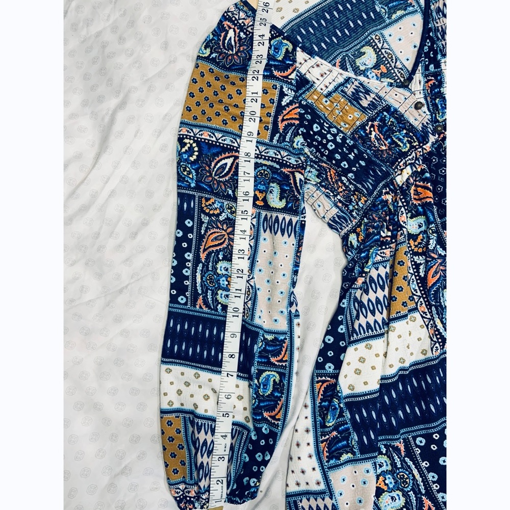 V-neck patchwork print blouse - Picture 7 of 9